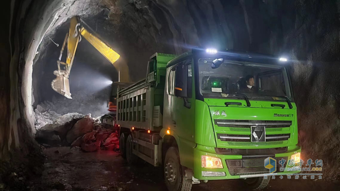 徐工純電動(dòng)攪拌車、渣土車極限施工通關(guān)川藏鐵路高難關(guān)卡