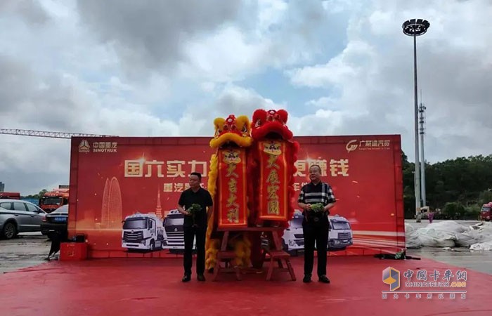 豪沃TH7危險(xiǎn)品集裝箱牽引車(chē)