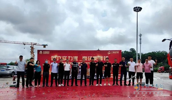 豪沃TH7危險(xiǎn)品集裝箱牽引車(chē)