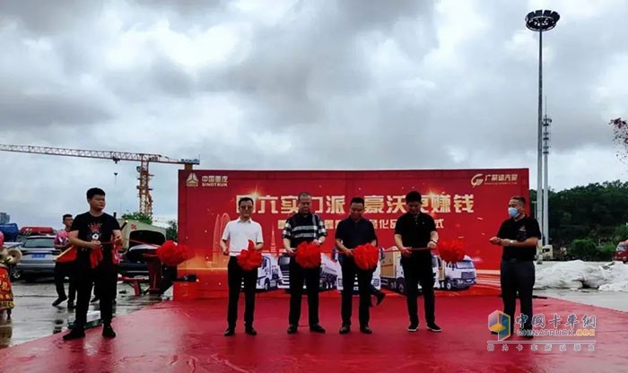 豪沃TH7危險(xiǎn)品集裝箱牽引車(chē)