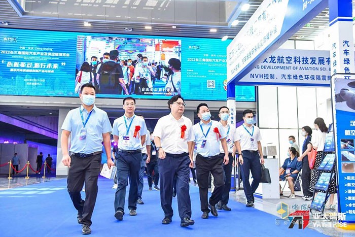 安慶市汽車工業(yè)協(xié)會(huì)會(huì)長(zhǎng)、福田雷薩黨委副書記、副總經(jīng)理 席?。ㄗ蠖┡阃矐c經(jīng)開區(qū)管委會(huì)主任 張劍（左三）參觀了福田雷薩展位