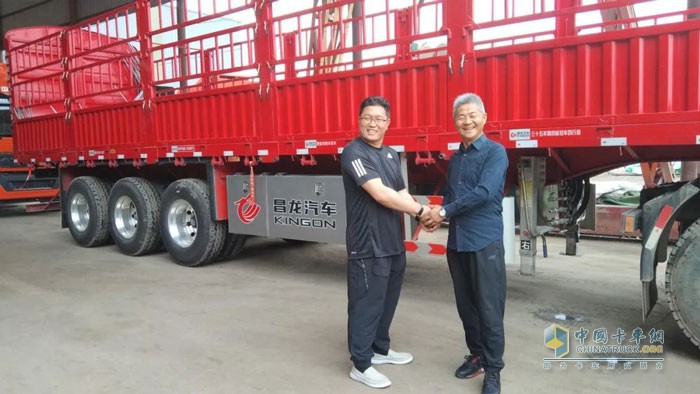 昌龍汽車(chē)董事長(zhǎng)孫復(fù)森與盛越科技董事長(zhǎng)周年春合影