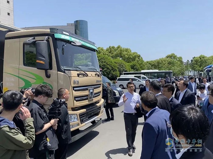 2021年全國(guó)首場(chǎng)新能源汽車(chē)下鄉(xiāng)活動(dòng)向現(xiàn)場(chǎng)人員講解產(chǎn)品性能