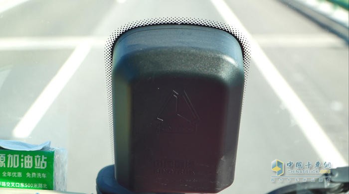 新黃河重卡搭載了緊急制動系統(tǒng)(AEBS)、車道偏離預(yù)警系統(tǒng)(LDWS)、自適應(yīng)巡航系統(tǒng)(ACC)等配置