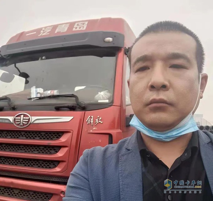 　　1997年，李厚峰開始從事運(yùn)輸行業(yè)，先后使用過多種品牌的車，直到2008年，他接觸到解放品牌，選擇了解放青汽J5M車型。  　　2017年初，李厚峰購買了第一臺(tái)悍V車，此后，每一次換車，他都堅(jiān)定選擇解放青汽。如今他擁有十幾臺(tái)悍V車，從事鋼材運(yùn)輸，從河北滄州到山西，再從山西到河北武安，一趟趟，一年年，生活在路上周而復(fù)始，始終不變的，是好搭檔悍V的陪伴。  　　鋼材質(zhì)量較重，運(yùn)輸路況復(fù)雜，對(duì)車輛要求高。李厚峰說，他就是看中了悍V自重輕、低油耗、故障率低和服務(wù)好的優(yōu)勢，能夠輕松勝任復(fù)雜的鋼材運(yùn)輸工況。這么多年運(yùn)營之路，他很少為車輛擔(dān)心。悍V的高承載力、高可靠性有目共睹  　　既能多拉快跑，又能保障高出勤率，而且，解放青汽在全國有超1000家服務(wù)網(wǎng)點(diǎn)，配備專業(yè)的維修人員和全天候服務(wù)，尤其還為卡友提供暖心基金支持，這讓李厚峰的運(yùn)營之路倍感安心。  　　源于情懷，忠于品質(zhì)，時(shí)間給了李厚峰最好的答案，買解放卡車，值得。  　　在合作的這些年里，李厚峰的運(yùn)輸事業(yè)越來越好，生活更加幸福。他還介紹了很多優(yōu)質(zhì)客戶購買解放青汽卡車，把對(duì)解放的信任與支持，傳遞給更多的卡友，為解放青汽在當(dāng)?shù)氐耐茝V起到了重要作用。  　　李厚峰是解放青汽重要的合作伙伴，解放青汽為他的運(yùn)輸之路提供有力支撐  　　2021年，“夢(mèng)想合伙人”計(jì)劃開啟，李厚峰受邀加入“達(dá)人館”，專享購車、售后等多重權(quán)益，在優(yōu)質(zhì)平臺(tái)的加持下，李厚峰的運(yùn)輸事業(yè)必將更上一層樓!  　　未來，解放青汽更好地扶持追夢(mèng)人，引領(lǐng)更多“夢(mèng)想合伙人”實(shí)現(xiàn)夢(mèng)想，攜手前行，創(chuàng)造更美好的生活!