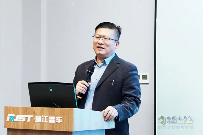 福田戴姆勒汽車歐曼事業(yè)部營銷公司副總經(jīng)理、戰(zhàn)略客戶分公司總經(jīng)理 王 維