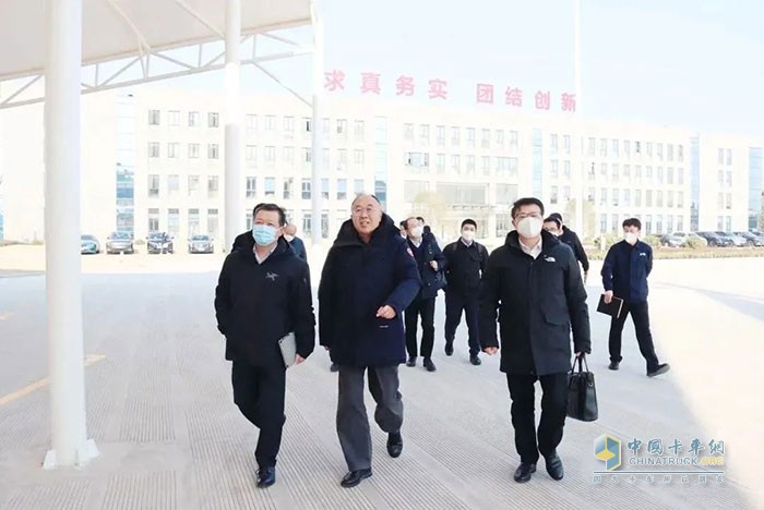 明斯副總裁、發(fā)動(dòng)機(jī)事業(yè)部中國(guó)區(qū)總經(jīng)理汪開(kāi)軍，北京福田康明斯發(fā)動(dòng)機(jī)有限公司總經(jīng)理陳華等一行到訪北汽重卡