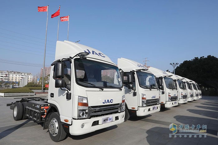 交付現(xiàn)場，江淮1卡帥鈴電動(dòng)輕卡