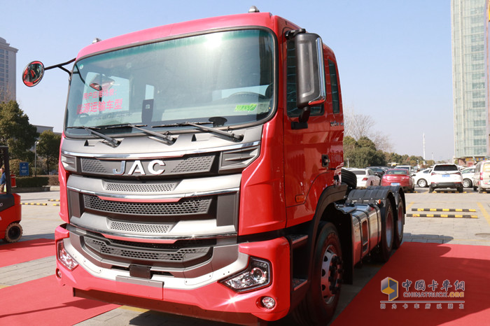 格爾發(fā)6×4 460馬力牽引車(chē)