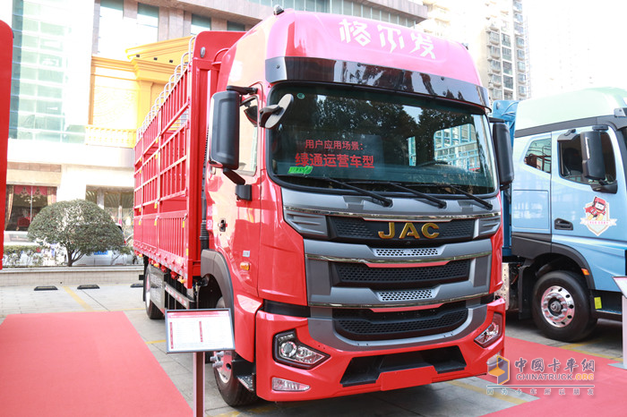 格爾發(fā)4×2 290倉(cāng)柵式運(yùn)輸車(chē)
