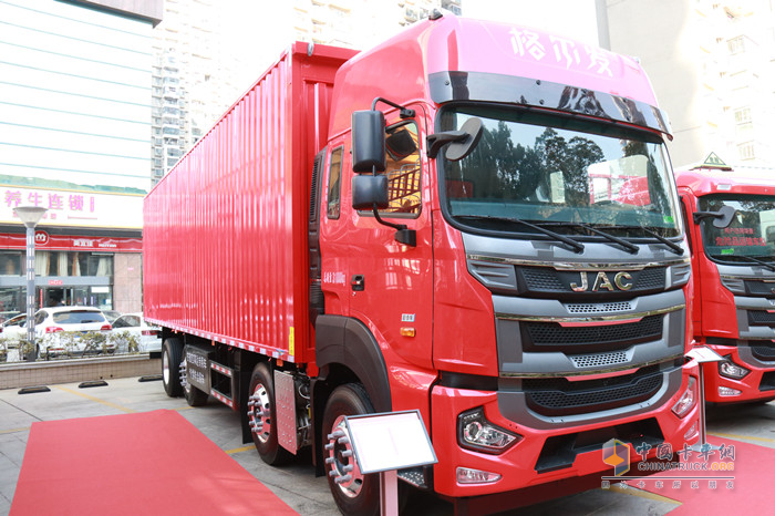 格爾發(fā)8×2翼開(kāi)啟廂式車(chē)