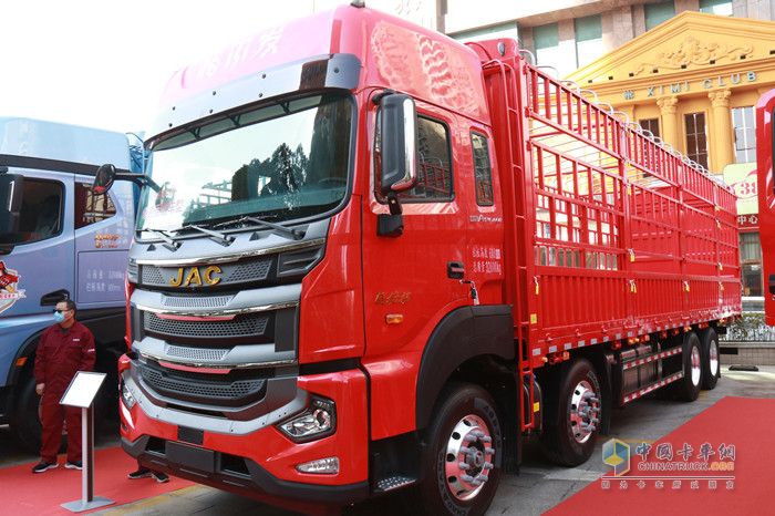 格爾發(fā)8×4 460馬力倉(cāng)柵式運(yùn)輸車(chē)