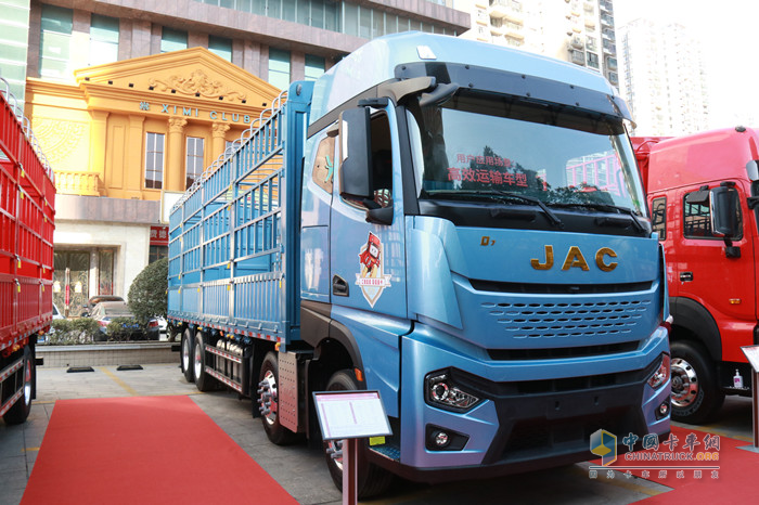 超越8×4 560馬力倉(cāng)柵式運(yùn)輸車(chē)