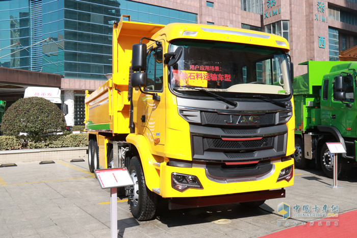 格爾發(fā)8×4 290馬力自卸車(chē)