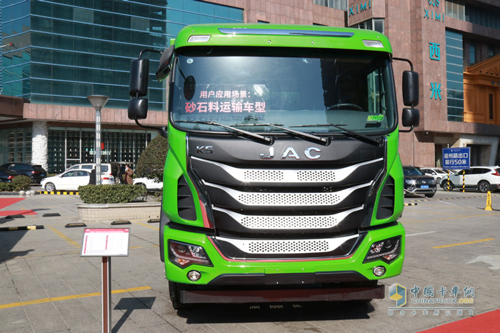 格爾發(fā)8×4 350馬力自卸車(chē)