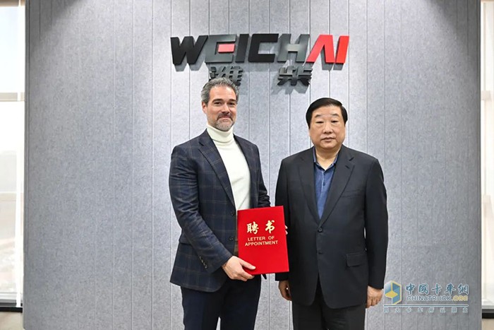 譚旭光為法國博杜安公司莫茲頒發(fā)濰柴集團副總經理聘書