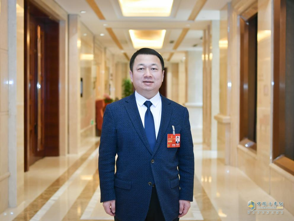 日前，全國(guó)人大代表、北京億華通科技股份有限公司董事長(zhǎng)張國(guó)強(qiáng)在今年全國(guó)兩會(huì)期間帶來(lái)《強(qiáng)化政策支持，加快氫能規(guī)模化發(fā)展》的議案。