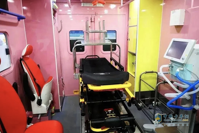 梅賽德斯-奔馳Arocs多功能醫(yī)療搶救單元車(chē)亮相四川健博會(huì)