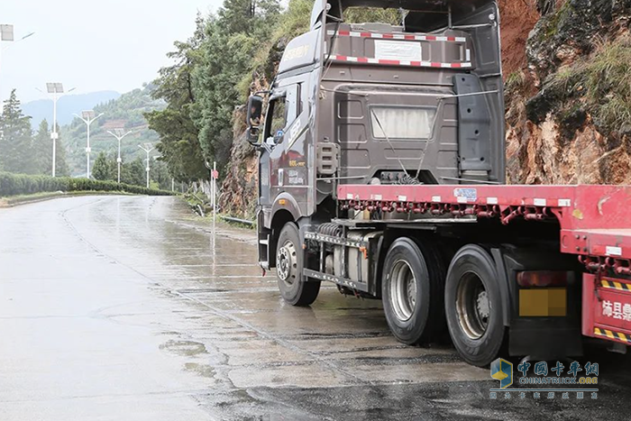 解放卡車:雨天行車，有些注意事項(xiàng)不得不說！