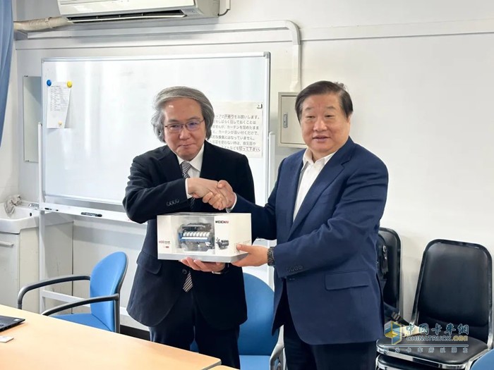 譚旭光與東京工業(yè)大學進行了新能源汽車未來發(fā)展方向的學術交流，
