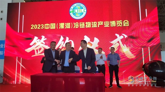 雙匯物流投資有限公司副總經(jīng)理張自勇(左)，陜汽重卡河南營(yíng)銷區(qū)總經(jīng)理張心龍(中)，漯河億通集團(tuán)董事長(zhǎng)—呂亞民(右)