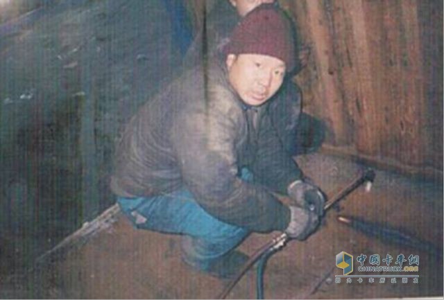 陳國(guó)剛年輕時(shí)維修卡車(chē)照片