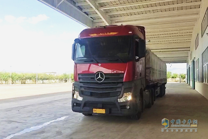 坐擁3輛奔馳Actros，張保軍成運輸圈“卷王”