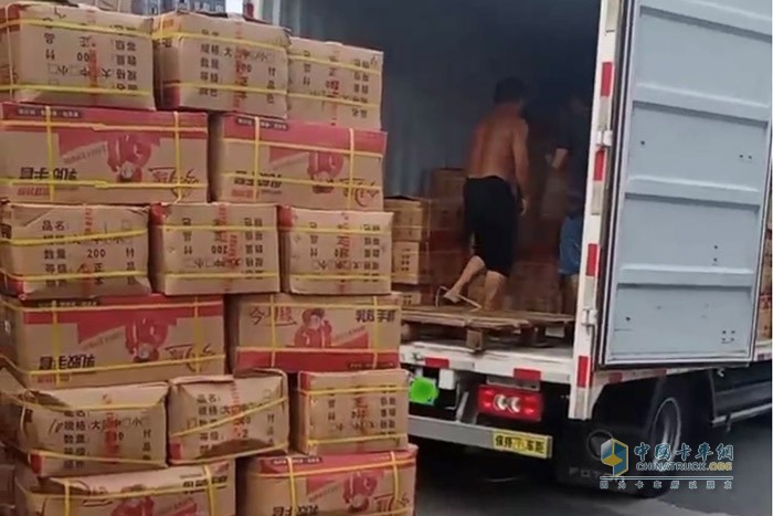 曾先生的這輛奧鈴智藍(lán)純電輕卡，搭載寧德時(shí)代81kWh磷酸鐵鋰電池，配合上該車的一鍵ECO省電模式+制動(dòng)能量回收，能很好的降低能耗。