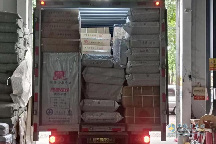 曾先生的這輛奧鈴智藍(lán)純電輕卡，搭載寧德時(shí)代81kWh磷酸鐵鋰電池，配合上該車的一鍵ECO省電模式+制動(dòng)能量回收，能很好的降低能耗。