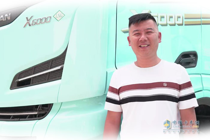 濰柴WP15NG有560馬力，動(dòng)力夠足，起步平穩(wěn)，高速超車也快，一天來回600多公里，都能準(zhǔn)時(shí)到達(dá)。