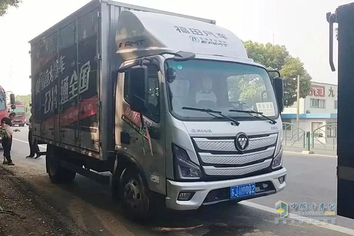 這輛車除了配有自動擋之外，還配自適應(yīng)巡航、電動門窗、氣囊座椅等，這在我最初開輕卡的時候是完全不敢想的，這些高級配置以前只出現(xiàn)在乘用車上面，現(xiàn)在輕卡也開始使用了，這對我們司機是特別好的事情。
