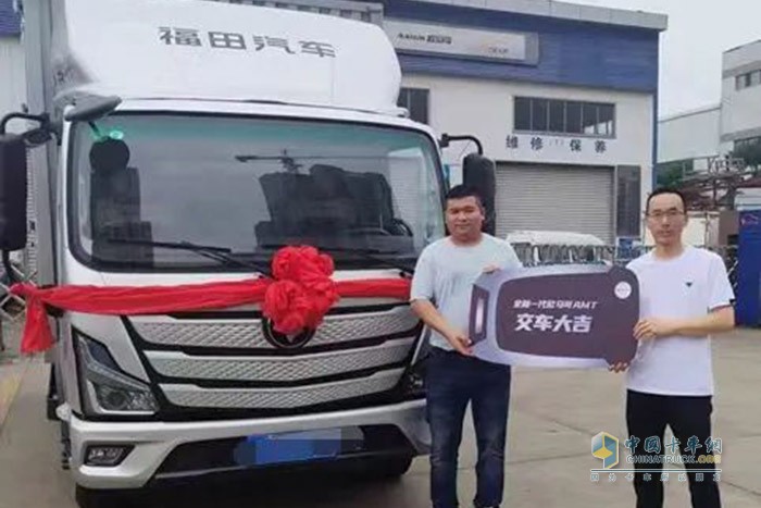 這輛車除了配有自動擋之外，還配自適應(yīng)巡航、電動門窗、氣囊座椅等，這在我最初開輕卡的時候是完全不敢想的，這些高級配置以前只出現(xiàn)在乘用車上面，現(xiàn)在輕卡也開始使用了，這對我們司機是特別好的事情。