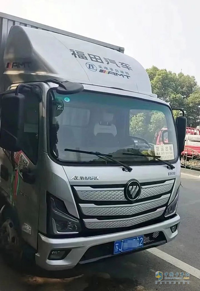 這輛車除了配有自動擋之外，還配自適應(yīng)巡航、電動門窗、氣囊座椅等，這在我最初開輕卡的時候是完全不敢想的，這些高級配置以前只出現(xiàn)在乘用車上面，現(xiàn)在輕卡也開始使用了，這對我們司機是特別好的事情。