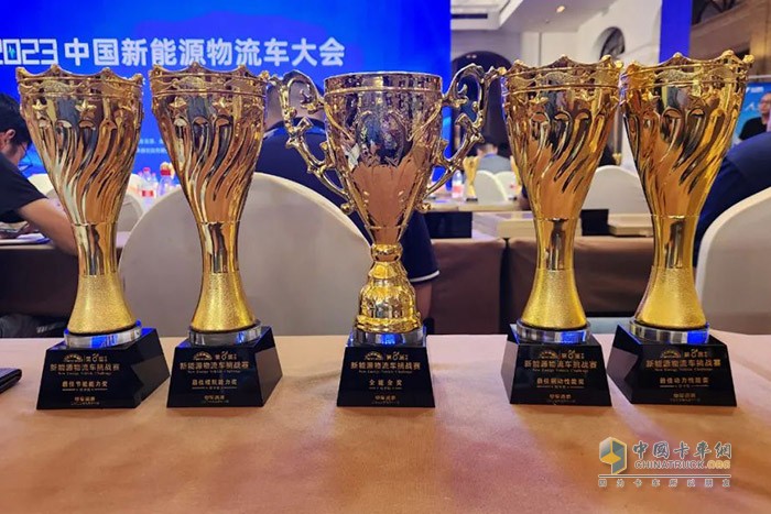 慶鈴EVM600純電動輕卡，一舉奪獲輕型貨廂組（輕卡組）全能金獎、最佳節(jié)能能力獎、最佳續(xù)航能力獎、最佳動力性能獎、最佳制動性能獎五項大獎。