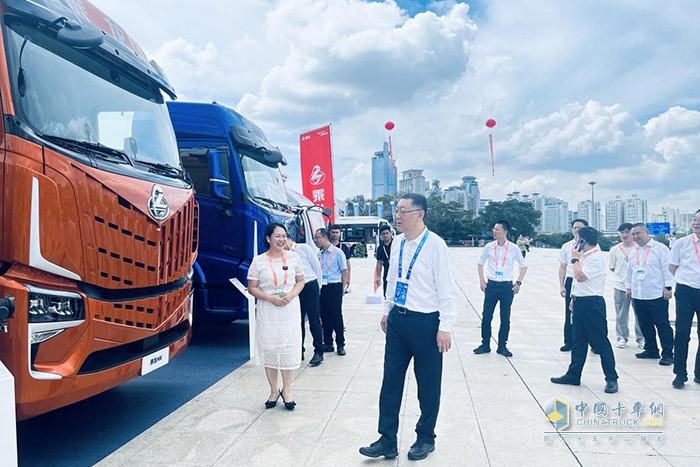 乘龍卡車東博會驚艷亮相，開啟國際物流運輸新紀(jì)元