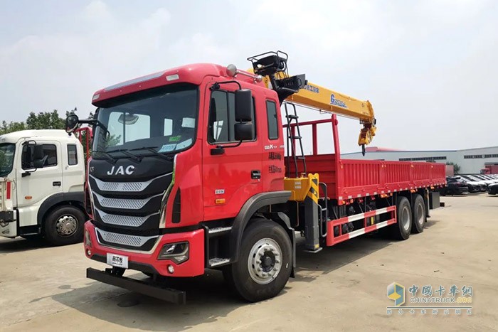 江淮格爾發(fā)6×4隨車吊，憑借卓越的設(shè)計(jì)和極強(qiáng)的承載力，在多種復(fù)合場景中都交出了優(yōu)異的答卷，獲得了一眾卡友的青睞。
