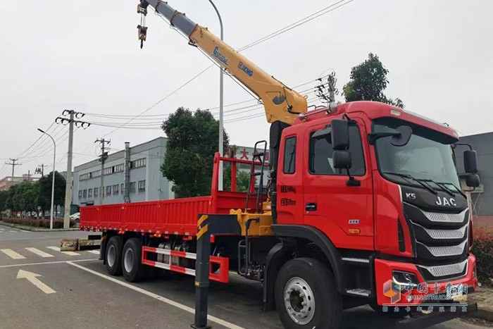 江淮格爾發(fā)6×4隨車吊，憑借卓越的設(shè)計(jì)和極強(qiáng)的承載力，在多種復(fù)合場景中都交出了優(yōu)異的答卷，獲得了一眾卡友的青睞。