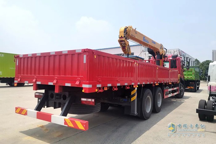 江淮格爾發(fā)6×4隨車吊，憑借卓越的設(shè)計(jì)和極強(qiáng)的承載力，在多種復(fù)合場景中都交出了優(yōu)異的答卷，獲得了一眾卡友的青睞。