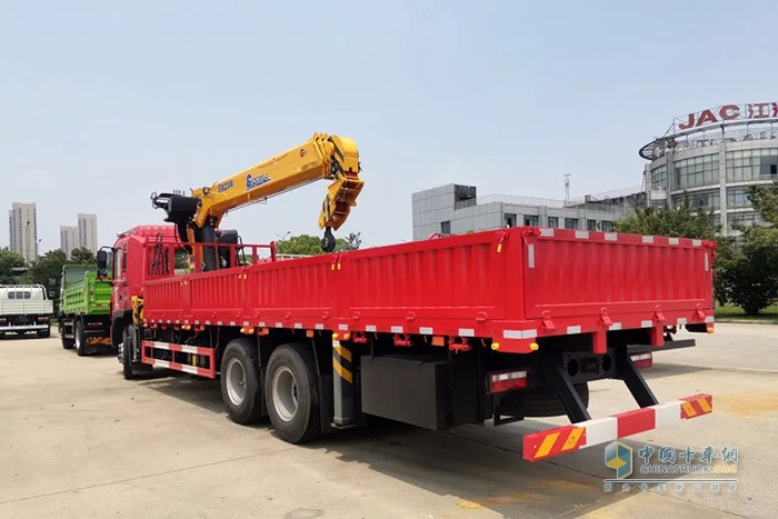 江淮格爾發(fā)6×4隨車吊，憑借卓越的設(shè)計(jì)和極強(qiáng)的承載力，在多種復(fù)合場景中都交出了優(yōu)異的答卷，獲得了一眾卡友的青睞。