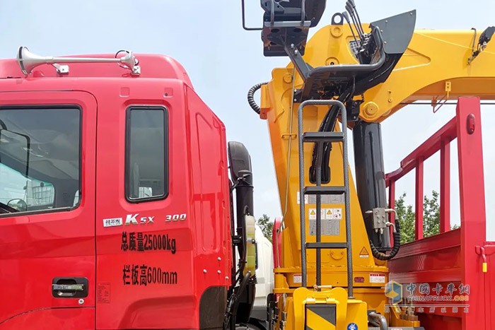 江淮格爾發(fā)6×4隨車吊，憑借卓越的設(shè)計(jì)和極強(qiáng)的承載力，在多種復(fù)合場景中都交出了優(yōu)異的答卷，獲得了一眾卡友的青睞。