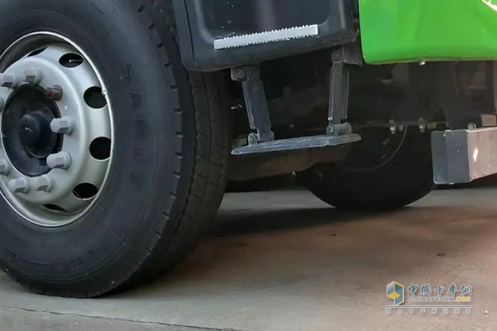 格爾發(fā)8×4自卸車是一款集“裝、運、卸”為一體的綜合性運輸自卸車，專門針對砂石、基建、渣土等復雜工況打造。