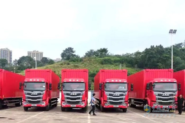 此次與車企大客戶簽訂120輛重卡戰(zhàn)略合作協(xié)議，也再次向市場證明了江淮重卡的卓越性能與高端品質(zhì)。
