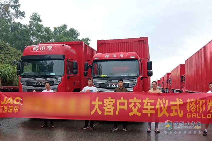 此次與車企大客戶簽訂120輛重卡戰(zhàn)略合作協(xié)議，也再次向市場證明了江淮重卡的卓越性能與高端品質(zhì)。