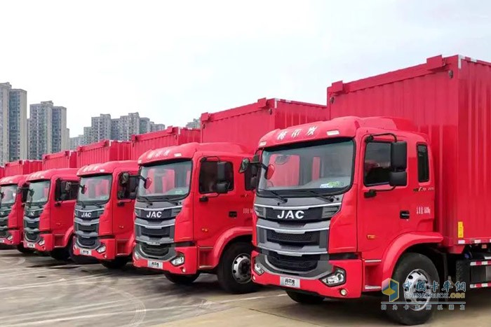 此次與車企大客戶簽訂120輛重卡戰(zhàn)略合作協(xié)議，也再次向市場證明了江淮重卡的卓越性能與高端品質(zhì)。