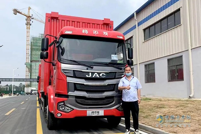 此次與車企大客戶簽訂120輛重卡戰(zhàn)略合作協(xié)議，也再次向市場證明了江淮重卡的卓越性能與高端品質(zhì)。