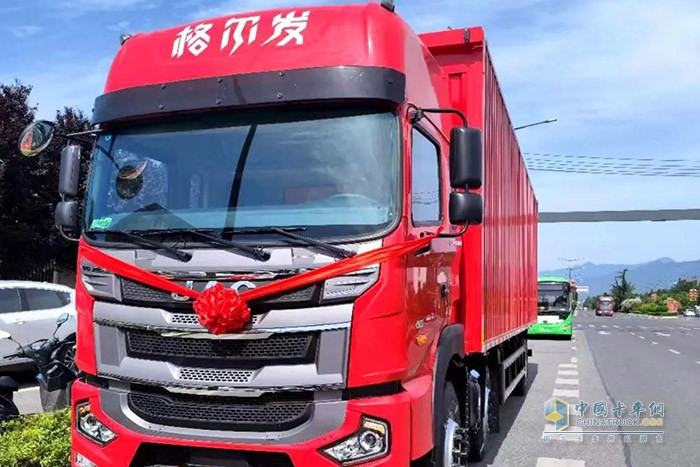 此次與車企大客戶簽訂120輛重卡戰(zhàn)略合作協(xié)議，也再次向市場證明了江淮重卡的卓越性能與高端品質(zhì)。