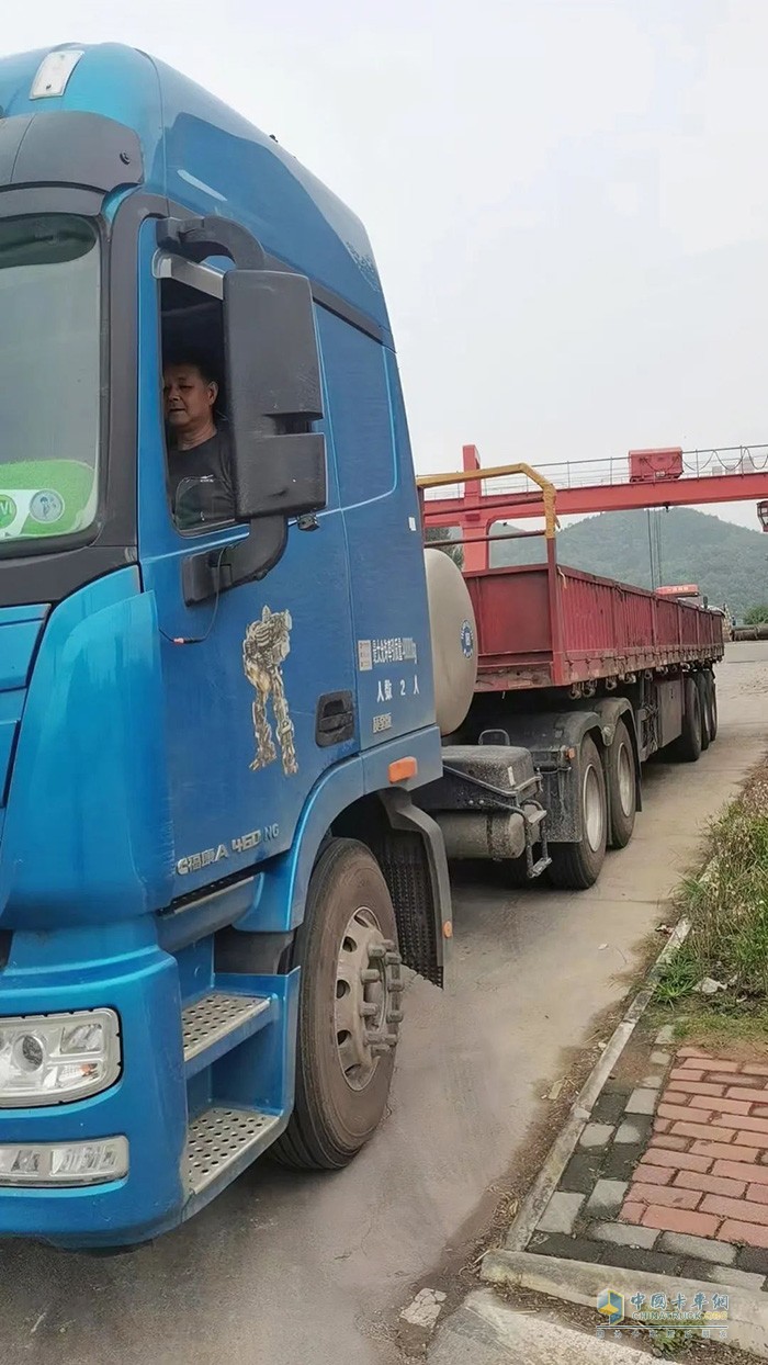無論是整車全生命周期的經(jīng)濟性，還是服務(wù)的專業(yè)性，歐曼GTL460燃氣重卡都表現(xiàn)得非常好，可謂省錢、省心、省力，這是田國良的直觀感受。