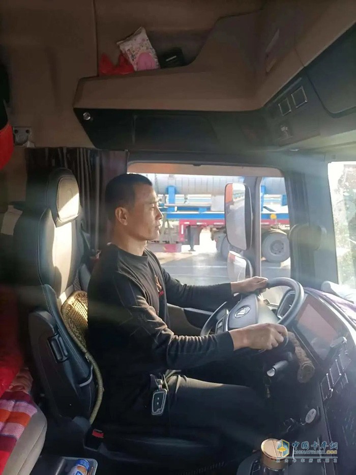 　　在經(jīng)歷了物流行業(yè)的不景氣之后，不少個(gè)體司機(jī)把降本增效這個(gè)詞當(dāng)成自己最近幾年的主旋律。2023年天然氣車一路領(lǐng)漲商用車大盤，苦于油價(jià)上漲的卡友們不約而同被天然氣重卡的經(jīng)濟(jì)優(yōu)勢所深深吸引，來自河北廊坊的石連勝就是其中一位?！爸饕沁@兩年油價(jià)太高了，我常年跑西北路線，那邊氣站比較多，氣價(jià)又相對便宜，因此在今年4月我就果斷換了一臺(tái)歐曼EST530馬力天然氣重卡，這款車不負(fù)信賴，氣耗這塊拿捏得妥妥的!”  　　NO.1  　　高顏值硬漢 有里更有面  　　530馬力新EST燃?xì)庵乜ㄜ囍魇B勝向我侃侃而談講述自己的用車體驗(yàn)。自打4月份購入新車，他基本就沒閑著，一直往返于河北廊坊至新疆烏魯木齊兩地，去程運(yùn)輸百貨，回程拉煤炭，車輛載重通常在39噸上下，到目前為止車子已經(jīng)運(yùn)營了近十萬公里。  　　石連勝坦言，當(dāng)初購車時(shí)，這款車最先打動(dòng)他的是顏值?！拔揖吞貏e喜歡這紅紅火火的顏色，看著喜興，有氣勢!每次開到服務(wù)站休息時(shí)，總會(huì)有一些卡友主動(dòng)上前向我詢問這款燃?xì)廛嚨南嚓P(guān)信息，或是對它駐足觀看，讓我覺得特有面子，整個(gè)人的精神面貌都被它映襯得蓬勃向上!”  　　如石連勝所言，在這個(gè)看臉的時(shí)代，長的好看就更招人稀罕，原來卡車也是一樣的。新EST530燃?xì)庵乜◤能囃饪矗烙^大氣、細(xì)節(jié)到位;從車內(nèi)看，科技智能、有人情味;開著這樣有里有面的燃?xì)庵乜ㄅ茉诼飞希槐粐^才怪!  　　NO.2  　　?？?AMT 遒勁更省氣  　　想要盆滿缽滿賺大錢，理想很重要，實(shí)現(xiàn)理想的方式更重要，那就需要車子能夠在節(jié)氣的同時(shí)兼顧出色的動(dòng)力匹配，這是保障卡友高效運(yùn)營及高收益的關(guān)鍵。石連勝說他這臺(tái)歐曼新EST燃?xì)庵乜ù钶d了530馬力?？?5L發(fā)動(dòng)機(jī)，算是現(xiàn)在燃?xì)廛嚴(yán)镒畲篑R力的機(jī)型，同時(shí)，這臺(tái)車還匹配了采埃孚自動(dòng)擋變速箱，不僅動(dòng)力及爆發(fā)力遒勁、扭矩輸出大，傳動(dòng)效率也高，而且換擋邏輯非常優(yōu)秀。  　　“如果只是在高速公路上跑，車輛優(yōu)勢不會(huì)太明顯，但走山路較多的地方，15L大排量發(fā)動(dòng)機(jī)的優(yōu)勢就突顯出來了。尤其是走盤山路段，這臺(tái)歐曼新EST530燃?xì)庵乜軌蛘宫F(xiàn)出極強(qiáng)的動(dòng)力及制動(dòng)性能，比如上山途中，采埃孚自動(dòng)擋變速器可以將車輛隨時(shí)調(diào)節(jié)到最合適的擋位進(jìn)行持續(xù)高效的動(dòng)力輸出。并且，這臺(tái)車搭載的液力緩速器在長下坡路段還為制動(dòng)系統(tǒng)分擔(dān)了極大壓力，能夠有效避免制動(dòng)系統(tǒng)因過熱帶來的剎車失控風(fēng)險(xiǎn)。同樣都是跑新疆，我的歐曼就是比其他車快!”  　　除動(dòng)力之外，新EST530燃?xì)庵乜ǖ臍夂谋憩F(xiàn)也讓石連勝很滿意，他說道：“記得首次運(yùn)營這臺(tái)新車，我從廊坊配貨拉到烏魯木齊，整車貨載重18噸，百公里平均氣耗始終維持在28~32kg之間，加滿1500L氣罐能支撐1800公里續(xù)航。如果按照7元每公斤的氣價(jià)來計(jì)算，這臺(tái)車每年可以幫我省14000-28000元燃料費(fèi)。”  　　為給用戶帶來更加經(jīng)濟(jì)的用車體驗(yàn)，新EST530燃?xì)庵乜芍^下足了功夫，例如福康A(chǔ)系列燃?xì)獍l(fā)動(dòng)機(jī)，采用EGR廢氣再循環(huán)技術(shù)，能夠?qū)U氣導(dǎo)入發(fā)動(dòng)機(jī)進(jìn)氣系統(tǒng)，然后利用發(fā)動(dòng)機(jī)排出的熱量提高運(yùn)行效率，達(dá)到極佳的節(jié)氣效果。其次是高精度燃?xì)鈬娚湎到y(tǒng)，可以在不同工況下精準(zhǔn)供給燃?xì)?，這樣就避免了浪費(fèi)。還有一點(diǎn)就是采埃孚自動(dòng)擋變速器擁有空擋滑行功能，能進(jìn)一步實(shí)現(xiàn)降低氣耗。有如此之多的領(lǐng)先技術(shù)加持，帶來超低氣耗是毋庸置疑的!  　　NO.3  　　智能+舒適 駕乘不喊累  　　常年奔波在路上，舒適性尤為重要?！霸绞邱R不停蹄的跑，我就越能體驗(yàn)到新EST530燃?xì)庵乜ǖ氖孢m性有多到位，這里必須好好夸一下!當(dāng)我在路況較差的國道行駛時(shí)，四點(diǎn)懸浮駕駛室配合氣囊減震座椅，可以最大限度減輕車輛的顛簸感;當(dāng)我在高速公路行駛時(shí)，使用智能語音即可控制車輛各項(xiàng)功能，安全又舒心;當(dāng)我想要停車休息時(shí)，大功率逆變器和車載冰箱可以滿足在車上做飯的需求;當(dāng)我累了，可以在寬大又柔軟的臥鋪上休息，快速解除疲勞狀態(tài)。說實(shí)話，起初買車時(shí)我還挺擔(dān)心舒適度的，但體驗(yàn)過新EST530燃?xì)庵乜ê笠蓱]全部打消，太舒適了!”  　　舒適工作，舒服生活。歐曼新EST530燃?xì)庵乜ǖ呐渲貌粌H可以提升駕駛員在工作時(shí)的舒適度，在休息時(shí)駕駛員同樣也能擁有舒心的體驗(yàn)，讓卡友們以最好的精神狀態(tài)面對每一天的工作和生活。  　　談及未來，石連勝感慨，現(xiàn)在貨運(yùn)市場競爭激烈。在這種情況下，他會(huì)更珍惜現(xiàn)在的貨源，努力把現(xiàn)有的運(yùn)輸業(yè)務(wù)跑好，相信有歐曼新EST530燃?xì)庵乜ㄅ惆?，未來他一定能夠走得更遠(yuǎn)。歐曼期待更多卡友以節(jié)氣制勝，暢贏每一程!