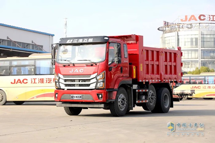江淮飛越6×2R提升橋自卸車，將憑借輕量化、高承載、高效、安全等優(yōu)勢(shì)，助力卡友征戰(zhàn)城建運(yùn)輸，在嚴(yán)格治超管理環(huán)境下也能合規(guī)多拉，實(shí)現(xiàn)低成本高收益，輕松走上創(chuàng)富之路。