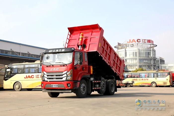 江淮飛越6×2R提升橋自卸車，將憑借輕量化、高承載、高效、安全等優(yōu)勢(shì)，助力卡友征戰(zhàn)城建運(yùn)輸，在嚴(yán)格治超管理環(huán)境下也能合規(guī)多拉，實(shí)現(xiàn)低成本高收益，輕松走上創(chuàng)富之路。